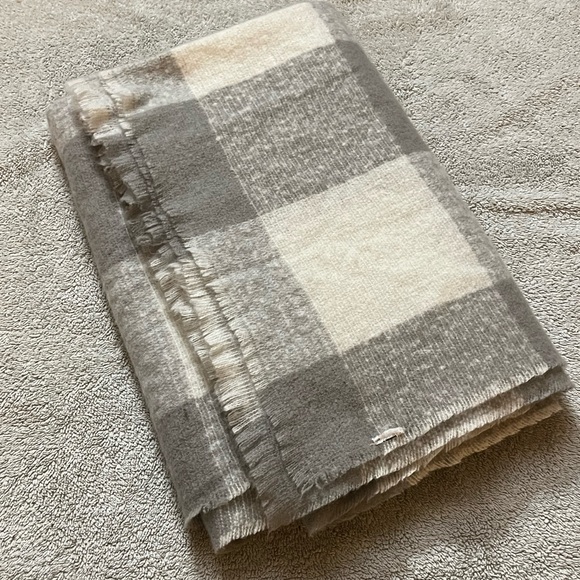 Grey and white check shawl scarf  cozy - Picture 6 of 6